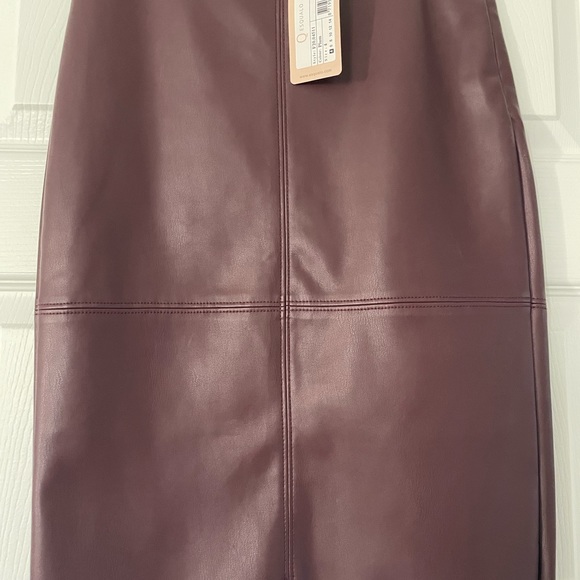 NWT Gorgeous wine coloured pencil skirt. Retails for $110. - Picture 2 of 3